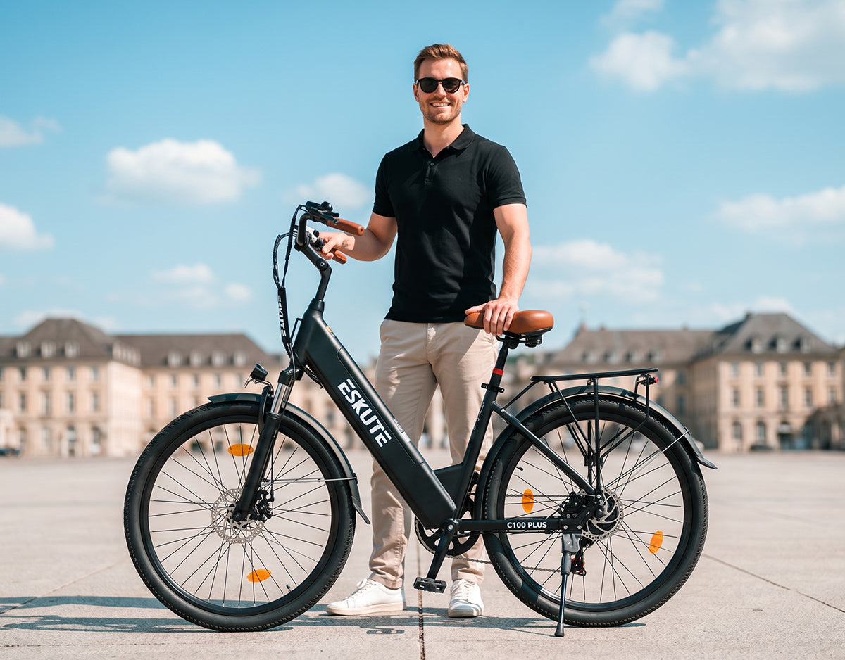 ESKUTE C100 Plus miesto elektrinis dviratis – juodas dviratis miesto aikštėje